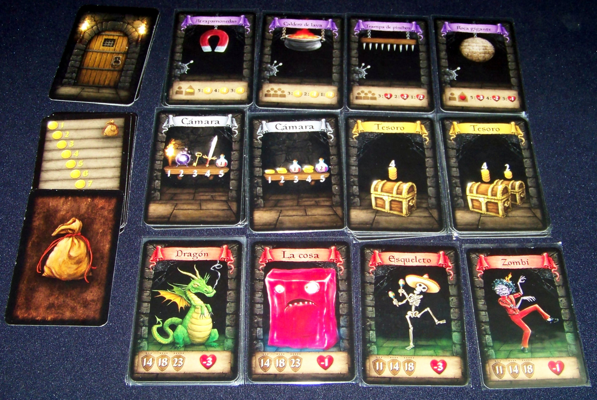 Juego de mesa Dungeon Raiders - cartas de habitaciones (ejemplos por tipo), monedas y puertas.