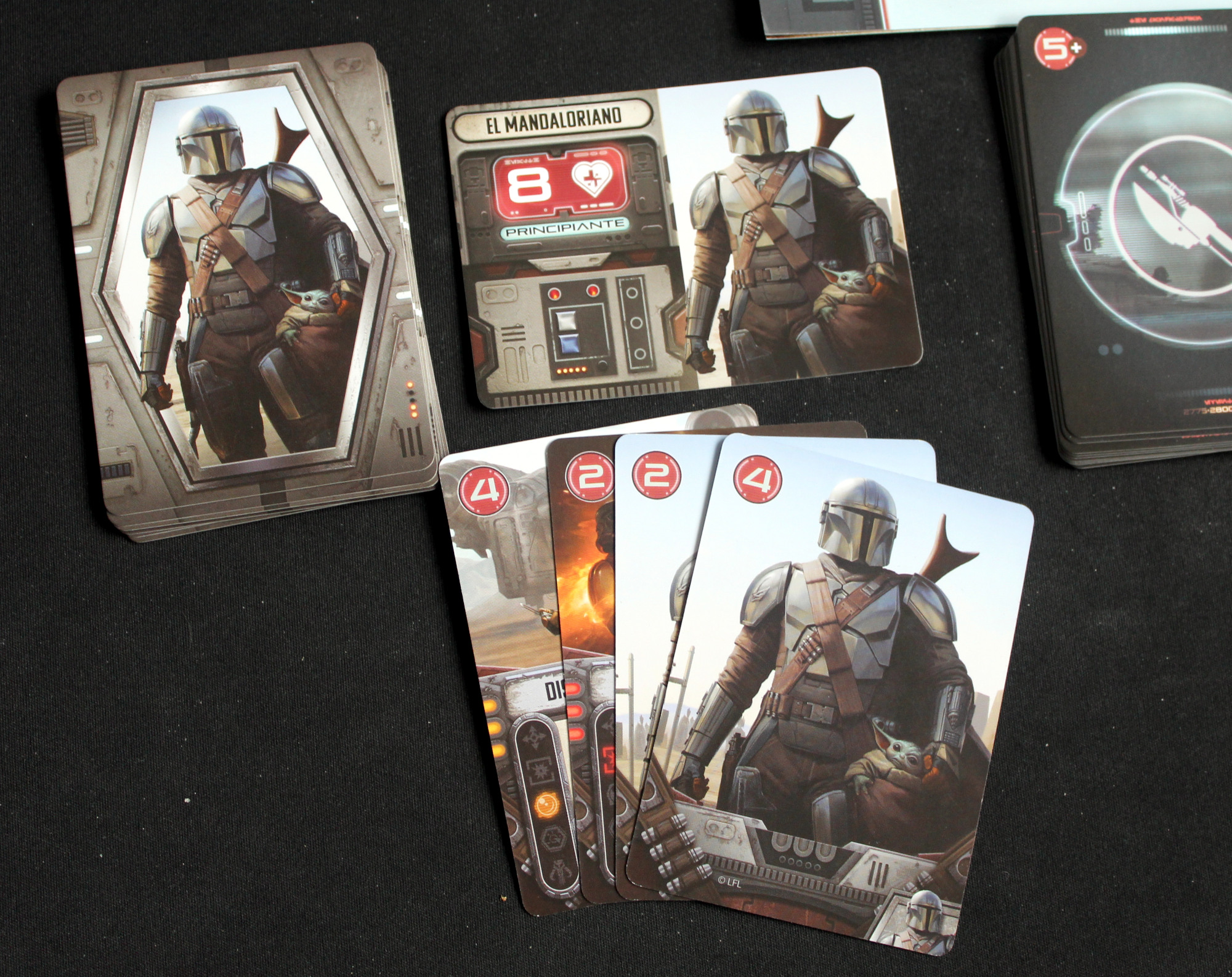 Juego de mesa The Mandalorian - detalle de la mano de Mando.